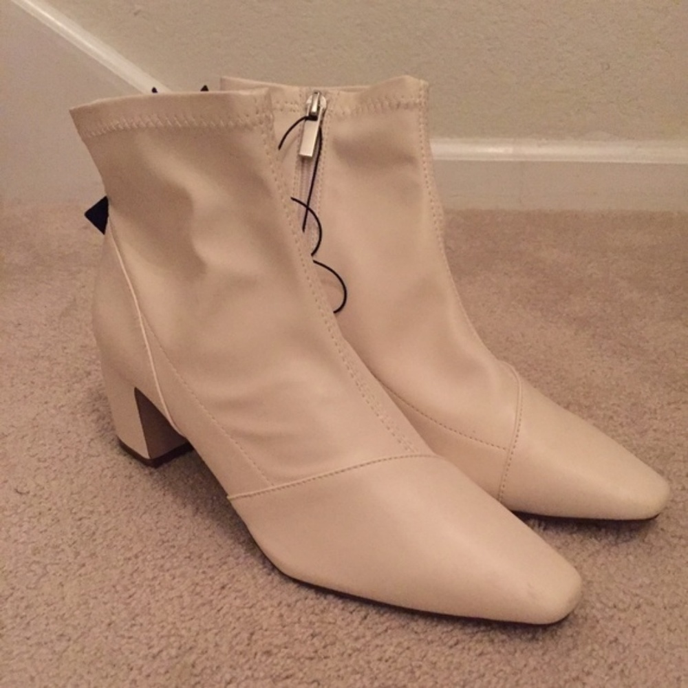 NWT Cute Ivory Faux Leather Ankle Boots, size 9 - Picture 2 of 7